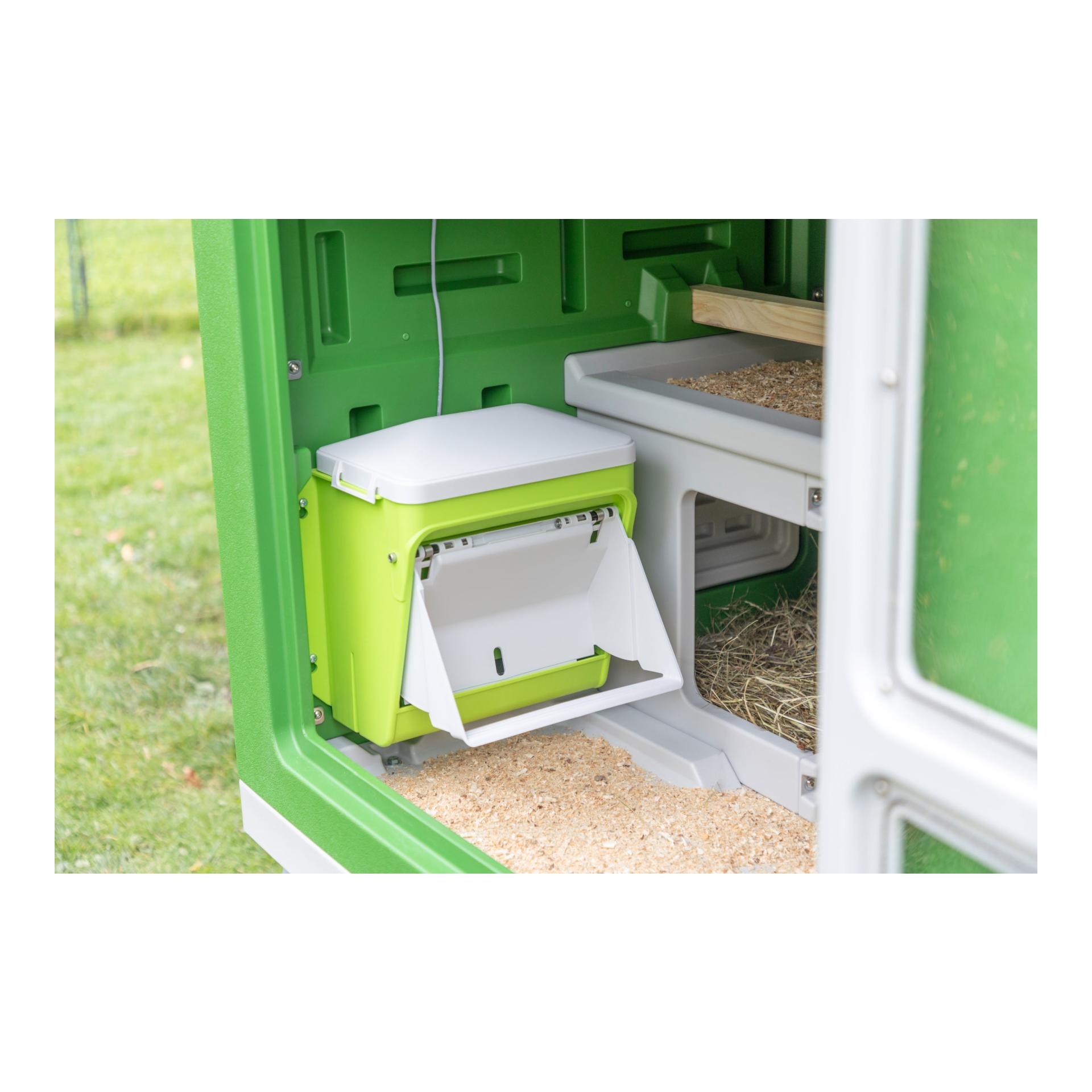 Futterautomat mit Schutzklappe