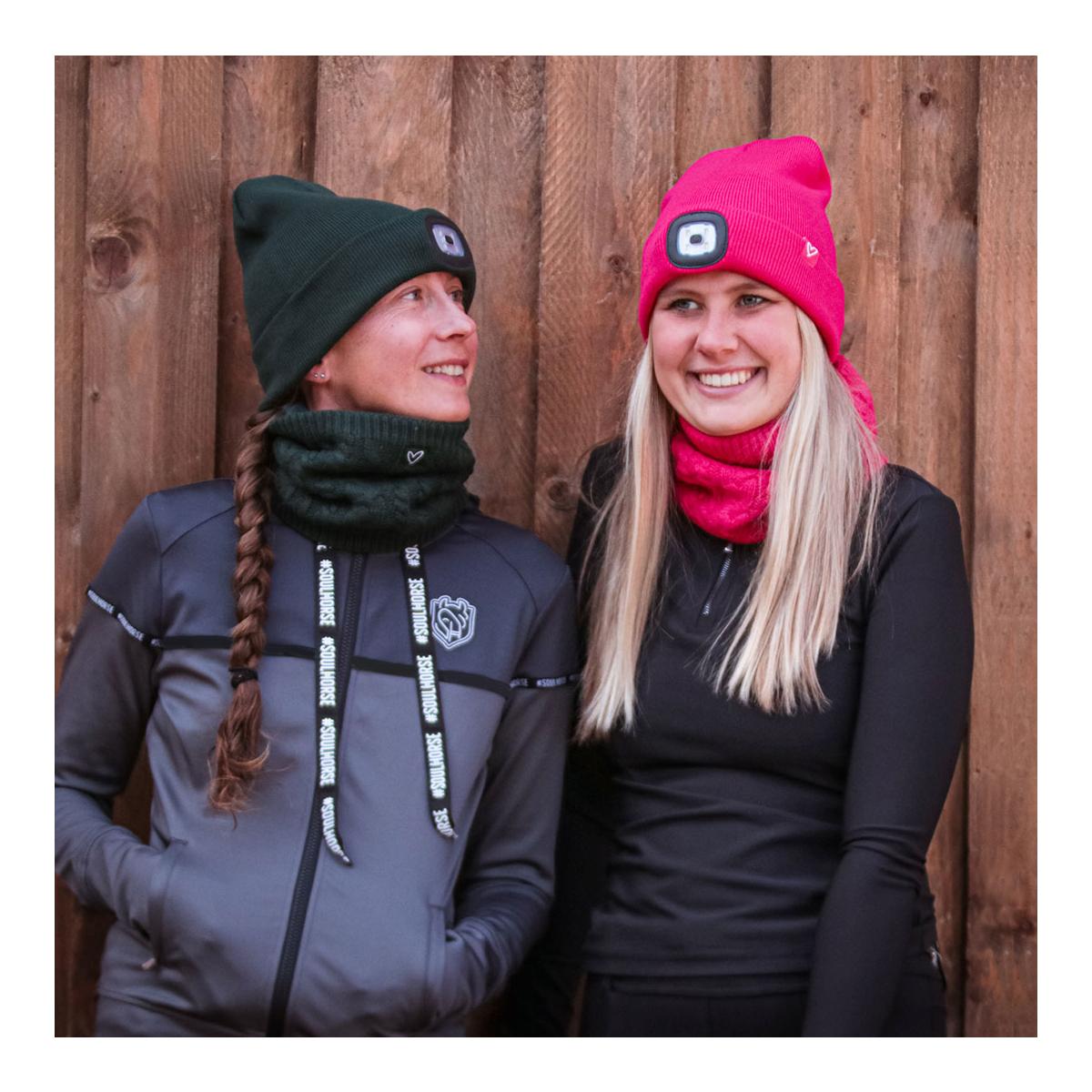 Gestrickter Loop mit Knotenmuster