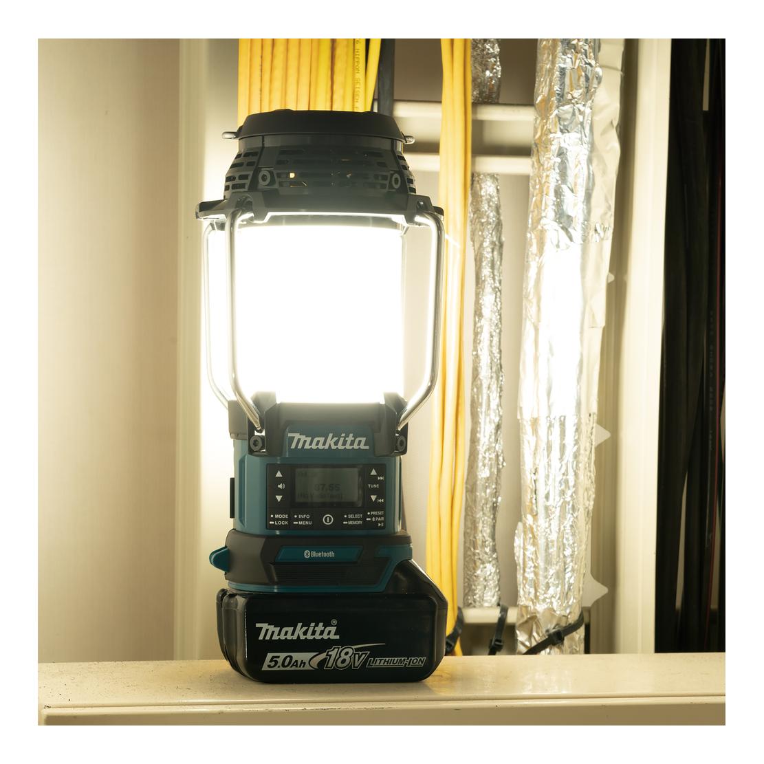 DMR056 Akku-Radio mit Laterne LXT