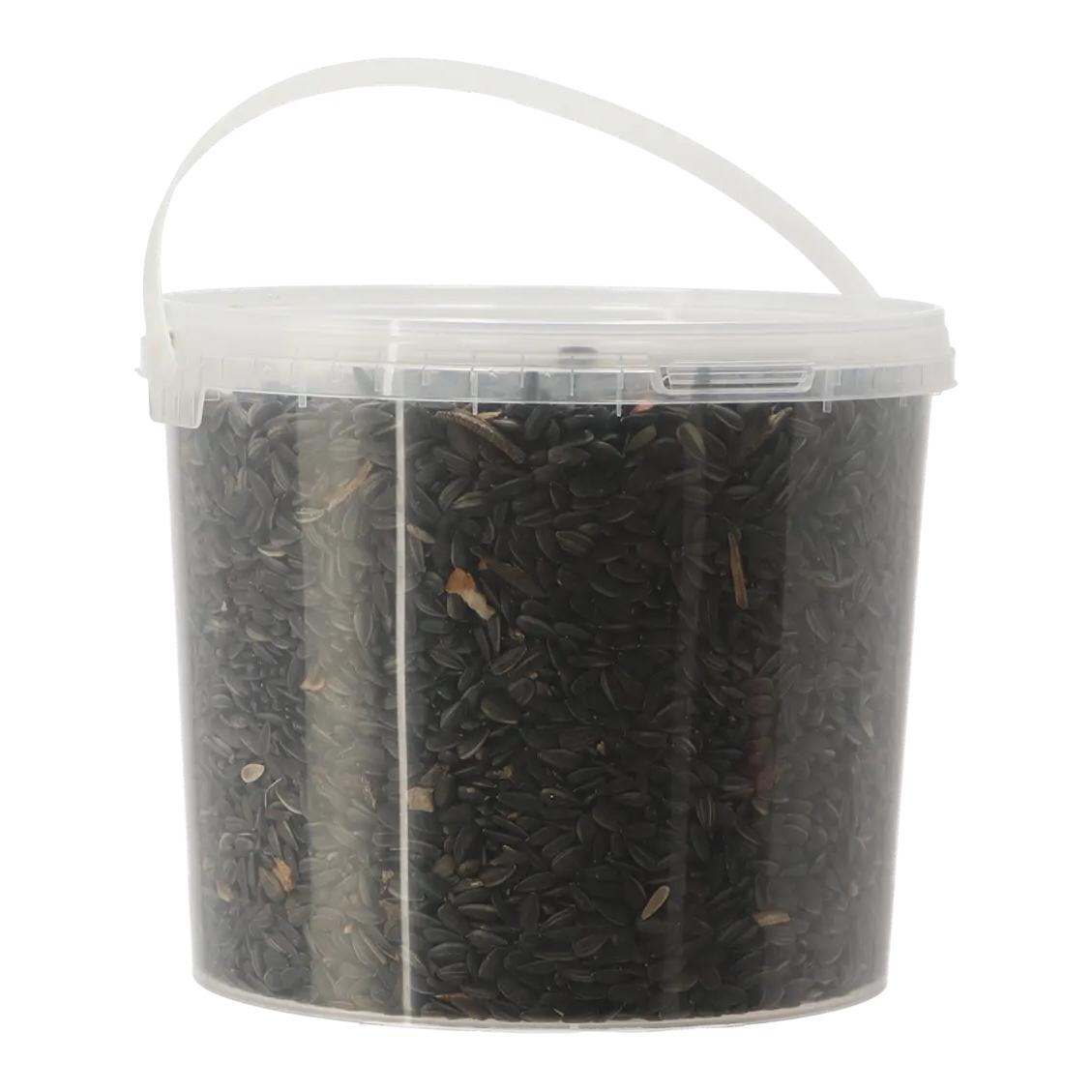Schwarze Sonnenblumenkerne in Eimer