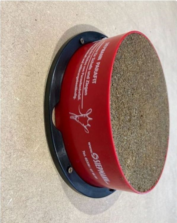 Wandhalterung für Leckmasse