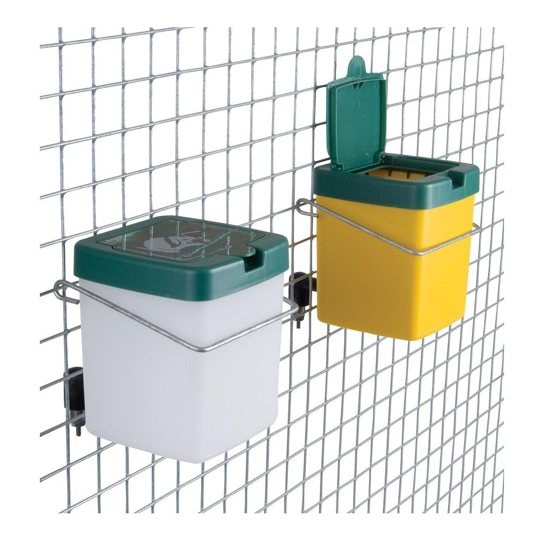 Trinkflasche mit Klappdeckel und Halterungsbügel