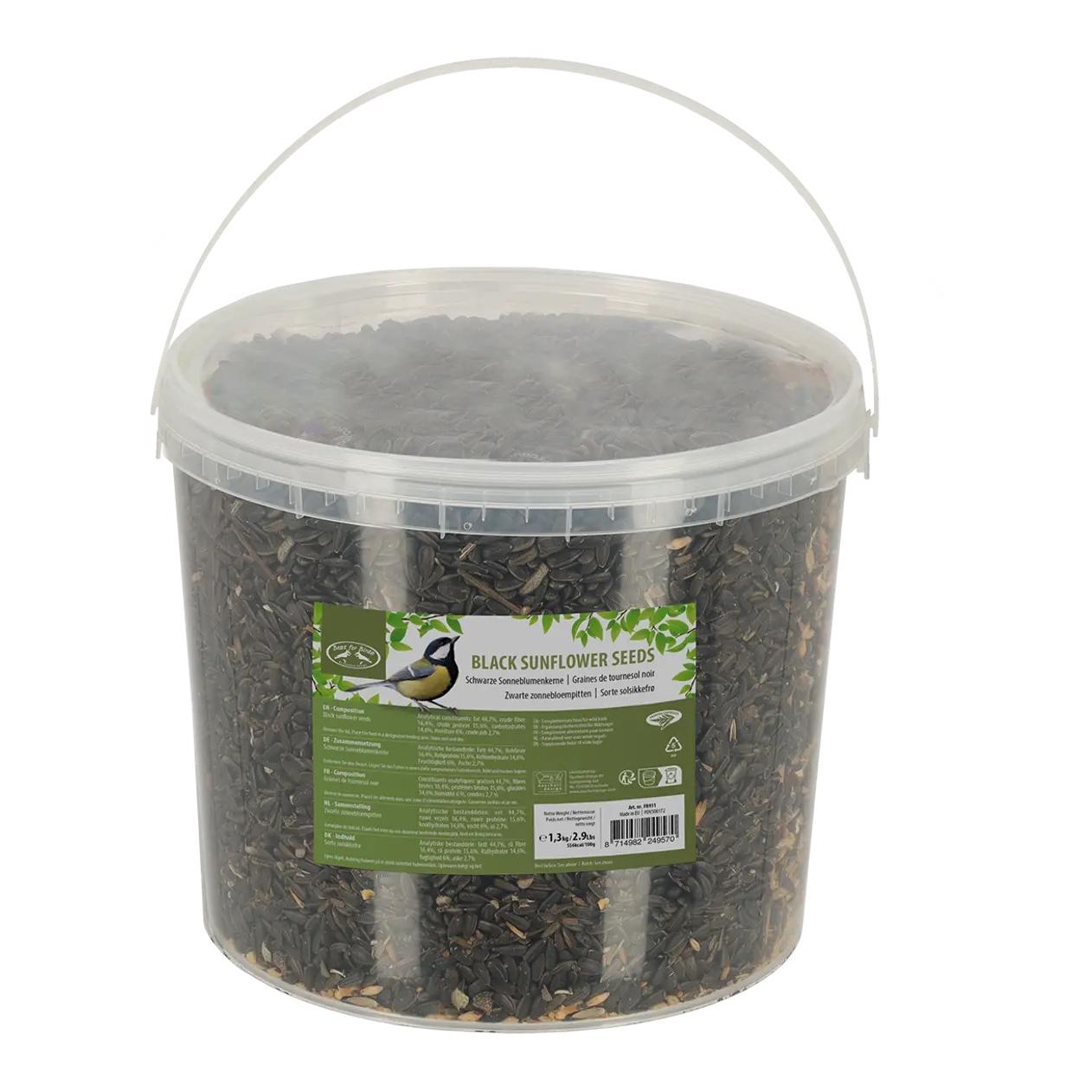 Schwarze Sonnenblumenkerne in Eimer