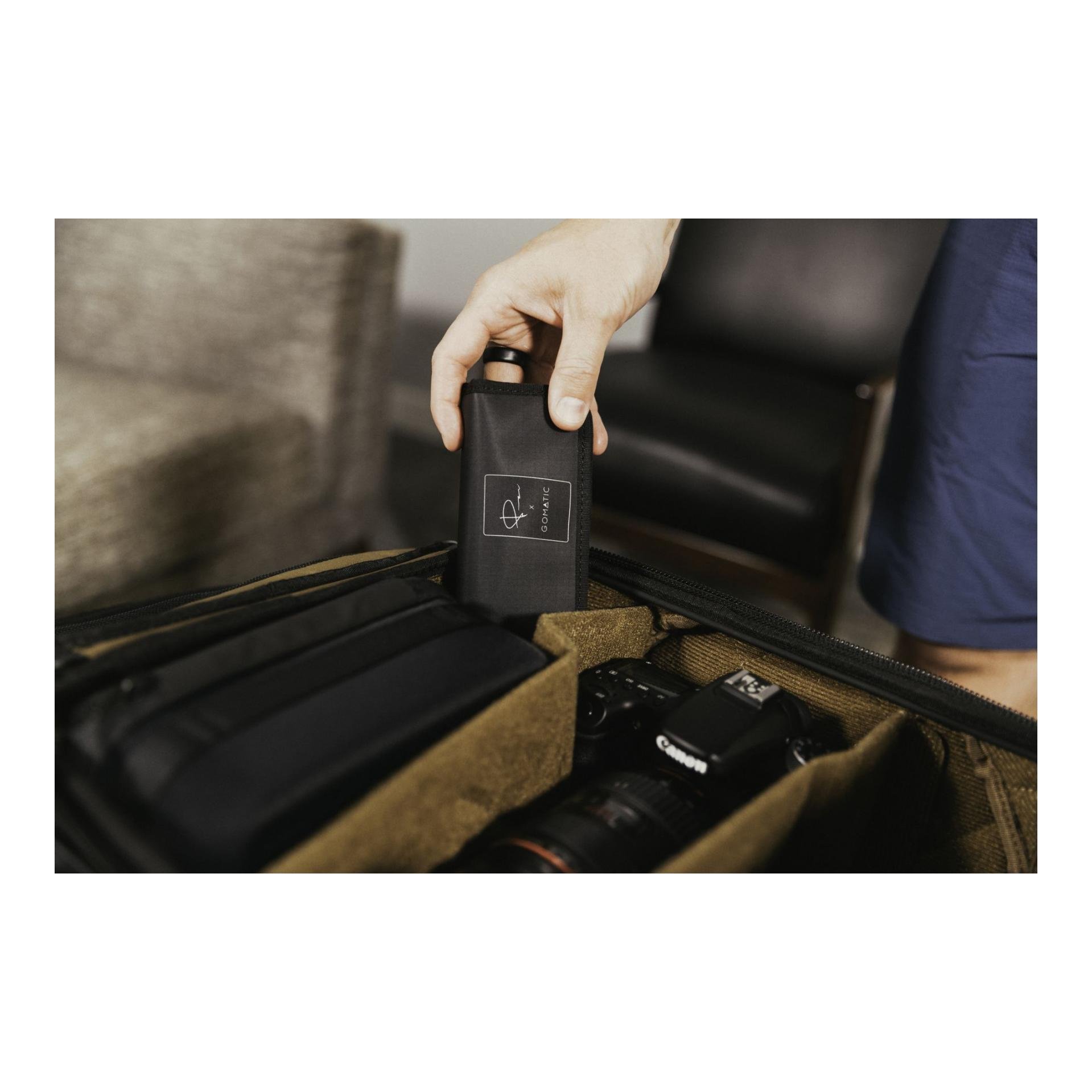 Peter McKinnon Battery Case - Schwarz