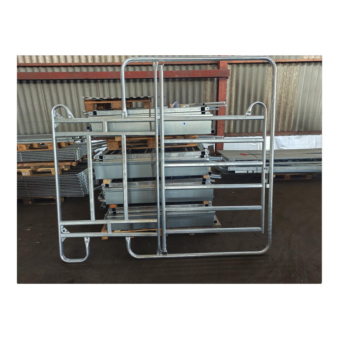 Porte pour panneau de paddock avec barre anti-mâchouillage et barre transversale supplémentaire