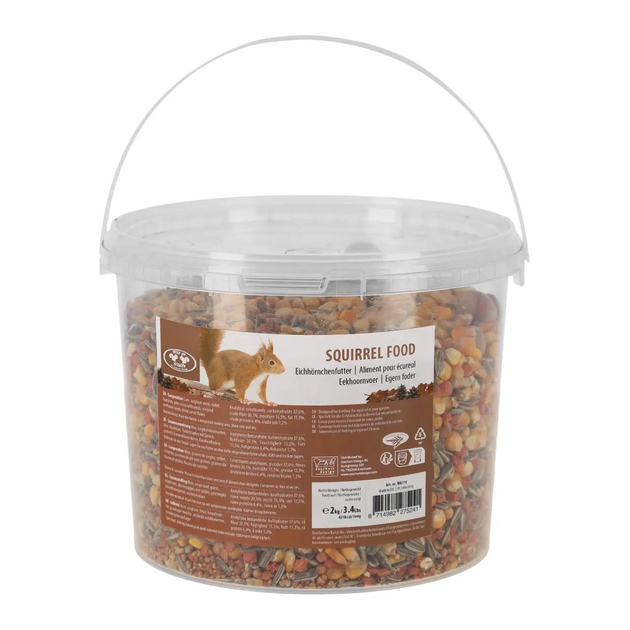 Eichhörnchenfutter in Eimer